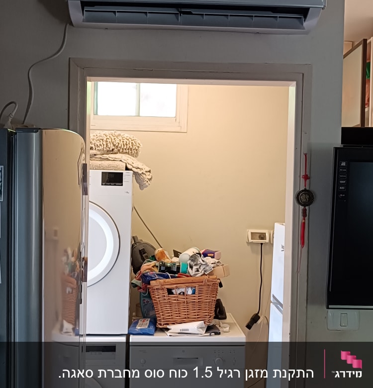 מזגן מותקן על קיר עם תצוגת טמפרטורה 16 מעלות